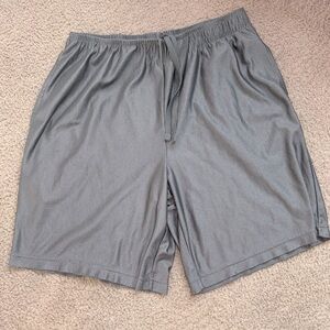 Men’s basketball shorts size medium